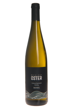Dieser Riesling ist eine Selektion der Lage Calmont, dem steilsten Weinberg Europas. Die alten Reben bringen die Mineralität ganz in den Vordergrund. Durch die spontane Vinivikation kommen Noten der Wildhefen gepaart mit der feinen Struktur von Pfirsich und Zitrus zu einer hohen Komplexität. 
Der Spontanée ist ein guter Begleiter für etwas kräftigere Speisen wie z.B. gegrilltem Fleisch und Gemüse