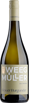 Nussige Aromen mit einem Hauch von Birne, lange anhaltend, harmonischer Abgang begleitet von einer milden Säure