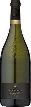 Bei diesem Sauvignon Blanc wurden nur vorselektierte und von Hand gelesene Trauben verwendet. Die darauffolgende Maischestandzeit betrug 24 Stunden, die Bâtonnage (Aufrühren der Hefe) eine Woche. 
Klassische Sauvignon Blanc Noten wie Stachelbeere, grüne Paprika und etwas schwarzer Pfeffer begleiten diesen komplexen Wein. Ein dichter Körper gepaart mit einer perfekten Balance aus Restsüße, Säure und Mineralität.  Ein schönes Spiel zwischen vegetativen und fruchtigen Aromen.