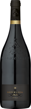Schwere rote Lehmböden und der Einfluss des mediterranen Klimas zeichnen sich verantwortlich für die kräftige Opulenz und reife Kirschfrucht. Herrlich weiche Tannine schmiegen sich elegant an den voluminösen Körper und die harmonisch eingebundene Säure. Gereift im Holzfass, entfaltet dieser Merlot wundervoll balancierte Röstaromen, die für einen langanhaltenden Nachhall sorgen. Hervorragend geeignet zu Wildgerichten, kräftigen Saucen, Hartkäse oder vegetarischen Gerichten.