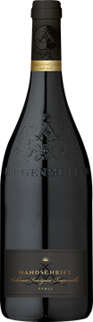 Eine Vermählung der Rotweinreben Cabernet Sauvignon und Tempranillo, welche die Handschrift des Kellermeisters wiederspiegelt. Eine hervorragende Komposition von beerigen Einflüssen (Himbeere, Erdbeere, Johannisbeere) und vegetativen Noten, sowie einer leicht würzigen Nuance. Töne von Pflaume und Lakritze finden sich im Geschmack wieder. Dieser Wein kann Wildgerichte und Speisen mit dunklen Saucen wunderbar ergänzen. Beeindruckend langer Abgang mit charmanter Säurepräsenz.