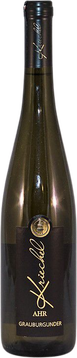 Dieser Wein ist im Glas blass strohgelb. Das Bukett erinnert an frisches Brot und verbindet
sich durch die Lagerung im Holzfass mit deutlichen Spuren von Eichenholz und Rauch.
Bei der Verkostung trocken und sehr mild mit weicher Säure. Ein perfekt abgerundeter,
sehr stimmiger Weißwein vom Holz geküsst.