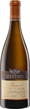 Der Wein liegt strohgelb im Glas und große Tränen spiegeln
den hohen Extrakt des Weins wider. In der Nase beeindruckt
der Wein mit einem immens komplexen
sowie ausdrucksstarken Duft von Kernobst, Melone und
den Aromen des Holzausbaus. Begleitet von kühlend
und erfrischend wirkenden Noten von Tannennadeln und
mineralischen Komponenten, wirkt er dabei immer ausgewogen,
fein und niemals überladen. Am Gaumen werden
diese Eindrücke direkt bestätigt und man findet sich
wieder in einem fantastischen Wechselspiel aus perfekt
eingebundener, reifer Säure, einem griffigen Muschelkalk-
Zug, sehr gelungenem Holzeinsatz und einem sehr feinen
Schmelz. Der schier endlose Nachhall wird zunächst von
saftiger Zitrusfrucht bestimmt, bis schlussendlich das
feine Holz wieder die Regie übernimmt und den Wein
so zum grandiosen Finale führt.