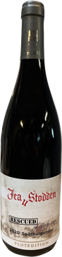 Der Wein, der für beispiellose und unvergleichbare Hilfe steht. Ohne H.ans O.liver Spanier vom Weingut Battenfeld-Spanier/Kühling-Gillot würde es diesen Wein nicht geben.
Er zögerte nicht und kam kurzerhand mit seinem gesamten Team zu uns an die Ahr. Die Mannschaft arbeitet tatkräftig im Weinberg und er mit mir im Weingut. Seine zuverlässige Nase war wichtig - schließlich war meine seit der Flut von Schlamm und Staub umgeben. Zudem war die Situtation auch emotional so angespannt, dass eine objektive Meinung elementar war.
Wie wichtig die Zusammenarbeit mit H. O. war, zeigt sich an diesem Wein, der eigentlich mit in unsere Gutswein-Cuvée sollte, doch H.O. rettete ihn mit den Worten: Da steckt mehr drin, füll´ ihn mal besser separat! 
Er behielt recht: Die feine Stilistik und Eleganz des Weines lässt vermuten, dass hier unsere Alten Reben gefüllt sind.