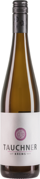 Leise Bodentöne im zarten Bukett, Apfel, Marillen, Prise weißer Pfeffer; eleganter Aromenbogen, hellfruchtig, zugängliche Säure, im Abgang dezent pfeffrig, Elegantes Mittelgewicht mit Trinkfluss.