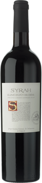 Der SYRAH und das Wallis: diese Zwei gehören zusammen wie die Rebe und der Stock. Auf den von der Sonne verwöhnten Hügeln bringt diese noble Rebsorte ihre Persönlichkeit voll zur Entfaltung. Seine dunkelrote Farbe mit violettem Schimmer kündigt einen kräftigen Körper an und wird durch eine fruchtige (Johannisbeere, Himbeere, Kirsche, Pflaume) und blumige (Rose) Nase begleitet. Das Ganze wird durch einen gehaltvollen Körper mit feinen würzigen Aromen abgerundet. Der längere Reifeprozess im Eichenfass verleiht der ungestümen Jugend ein auserlesenes, komplexes Bukett und eine perfekte Struktur, die im Alter ungeahnte Finessen entwickelt.