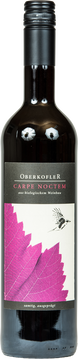 Ein rundes, samtiges Cuveé aus Cabernet Sauvignon und Blaufränkisch, mit ausgepräger Aromatik nach Waldbeeren, Weichseln, Schokolade.