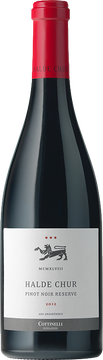 Rubinrot bis ziegelrot mit einer mittleren, diesem eleganten Wein angemessenen Intensität. In der Nase Aromen von Süssholz und Preiselbeeren mit einer ausgeprägten fruchtigen Note. Sehr fein und geschmeidig auf der Zunge. Dezent im Hintergrund wenige reife Tannine. Fruchtaromatik – auch hier Spielarten von Süssholz, Walderdbeeren und etwas Nougat. Lange angenehme Weiche im Gaumen.