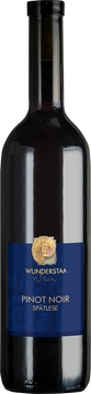 Der Pinot Noir Spätlese wird in der Maischegärung hergestellt. Der Ausbau erfolgt im Stahltank mit wenige Wochen dauernder Reifung im Eichenfass.
Feine, sehr ansprechende Aromen von reifen Beeren mit samtigen Tanninen harmonieren in der Nase und im Gaumen, was den Wein zu einem runden Genuss macht.
