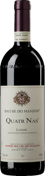 Schwarzrot mit etwas violetten Reflexen zeigt sich dieser gehaltvolle, ausgewogene, nachhaltige Rotwein. Sein recht kräftiges Bukett ist von einer gewissen Komplexität und setzt sich aus Beerenfrucht (Brombeere, Cassis) und Steinobst (Kirsche, Pflaume) sowie etwas Dörrobst (Rosine, Dörrpflaume) zusammen. Röstnoten von Schokolade, Rauch und Toastbrot sowie ein Hauch von Gewürznelke und Vanille ergänzen die Aromenvielfalt. Den Gaumen bezaubern samtige Tannine sowie eine harmonische, weiche und volle Struktur.