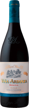 Charakter
Dunkle rubinrote Farbe, die Ränder sind leicht orange. Intensiv in der Nase, mit Aromen von Vanille, Kokos und Brombeernoten. Im Gaumen füllig und sehr gut strukturiert, perfekte Balance zwischen Säure und Alkohol, mit weichen, seidigen Tanninen. Intensive und komplexe Frucht, mit Tertiäraromen, Dörrfrüchte sowie balsamische Noten vom Holzausbau, auch mineralisch. Sehr elegant, ausgewogen und dicht und mit langem Abgang, in welchem nochmals Brombeernoten nachhallen.