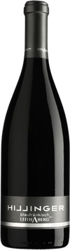 Dieser Lagenwein zeigt sich im Glas in tiefem Rubinrot mit kurzem, violettem Rand. 

In der Nase präsentiert er sich fruchtig mit Reminiszenz an Brombeeren, schwarze Kirschen und reife Erdbeeren. 

Diese fruchtige Struktur wird unterstützt durch den würzigen Duft von mediterranen Kräutern, dunklem Pfeffer, Muskat und Nelken. 

Die klare mineralische Note spiegelt die Herkunft wider. Die Würze, Kräuter sowie die Beerenaromen zeigen sich auch am Gaumen, wo der Wein mit fester Struktur, Mineralität und unterlegter Röstaromatik auftritt. 

Sattes Tannin umhüllt den kompakten Körper. Die Komplexität des Lagenweins spiegelt sich im sehr langen Abgang mit Frische wider.