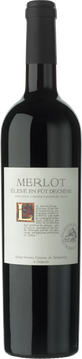 Der MERLOT ist im französischen Bordelais, in den nordöstlichen italienischen Weinregionen und im Kanton Tessin die meistangebaute Rebsorte. Auch im Wallis hat diese Rebsorte inzwischen Einzug gehalten. An seinem bevorzugten Standort im Wallis in Sierre, im Weingebiet „Les Bernunes", reift der Merlot zu einem hervorragenden Tropfen. Er verfügt über eine Aromavielfalt von Pflaumen, Schwarzkirsche und Nelken. Der Ausbau im Holzfass verleiht diesem Tropfen eine unglaubliche Komplexität mit ausgezeichneter Tannin-Struktur.
