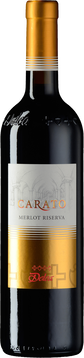 Der Carato Riserva wird aus den besten ausgewählten Merlot-Trauben von über 40 Jahre alten Rebstöcken hergestellt. Die Trauben werden in den Weinbergen der Locarneser Hügel angebaut, wo sie tagsüber von der besten Sonneneinstrahlung und nachts von einer kühlen Brise profitieren und somit die besten Voraussetzungen für eine perfekte Reifung haben.

Der Carato Riserva ruht für etwa zwei Jahre in neuen Barriques aus französischer Eiche, die im Italienischen als "Carati" bezeichnet werden. Ein Wein von großer Struktur, der das Terroir, das ihn hervorgebracht hat, voll widerspiegelt, mit einem intensiven und würzigen Charakter von großer aromatischer Finesse und Eleganz.

Intensive rubinrote Farbe mit violetten Reflexen, tief, süß, im ersten Moment erinnert an Cassis und Brombeeren, dann Leder, heller Tabak, Eukalyptus und Teeblätter, balsamisch. Im Mund ist er voll, beschlossen, voluminös, lang und anhaltend, gleichzeitig elegant und würzig, mit grosser Struktur und geeignet für die Alterung.

Ausgezeichnet zu fe