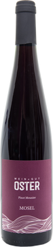 Gewachsen auf Devon Schiefer an den Steilstlagen der Terrassenmosel, bekommt dieser Wein seine einzigartige Stilistik.
Durch seine feinen Burgundernoten mit einem Hauch an Holz, wird dieser Wein zu einem Gaumenschmeichler. Die 24 Monate Barrique Lager bringen feine Nuancen an Mokka und Zartbitterschokolade mit. Die harmonischen - weichen Säuren lassen den Wein sehr rund wirken.
Sehr gut passt der Pinot Noir zu gegrilltem Fleisch und Gemüse, dunklem Fisch oder am Kamin für nette Abende mit Freunde!
