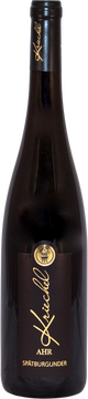 Zuerst noch jugendlich-buttrig, aber rasch aufklarend: Süßkirsche, Rosenblatt und Hage-
butte, Assam Tee. Am Gaumen mit sehr guter Proportion: ein Hintergrund aus Geschmei-
digkeit, reifes, körniges Tannin in mittelhoher Menge, zurückhaltende Säure. Gerbstoff und
präsente taktile Mineralität tragen die Struktur. Sehr jung, spannungsvoll,
mit riesigem Potential.