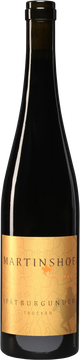 Klassischer Rotwein, im Holzfass ausgebaut. Aromen von roten Waldbeeren und Cassis. Vollmundig mit leichten Röstaromen vereint. Komplexer Genuss – „ein Mund voll Wein“.