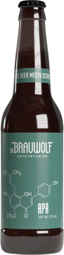 APA
Unser Pale Ale nach amerikanischer Ausrichtung überzeugt mit seinem ausgeprägten Hopfenaroma durch das nachträgliche ‘Hopfenstopfen’. Zwei amerikanische und ein Zürcher Aromahopfen wurden sorgfältig auserlesen und kombiniert. Daraus resultiert ein fruchtig-blumiges Geruchserlebnis, welches sich bereits vor dem ersten Schluck über die Nase entfaltet und an Zitrusfrüchte wie Grapefruit oder Passionsfrucht erinnern. Unser APA hat eine dezente Malznote und milde Bitterkeit, wodurch es süffig ist und die Aromahopfen so richtig zur Geltung bringen. 
ABV: 5.3%, IBU: 30, EBC 13.3, Serviertemperatur: 4-7°C