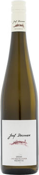 Die Trauben für diesen Wein stammen aus unseren Weingärten,
die sich im Bereich der Weinstadt Krems befinden. Die Lehm-
Lössböden die hier vorherrschen, bieten beste Voraussetzungen
für die Sorte Grüner Veltliner. Dieser Wein ist sehr sortentypisch,
fruchtintensiv und trinkanimierend. Ein perfekter Speisenbegleiter.