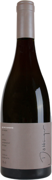 Degustationsnotiz:
Helles strohgelb. Schöne frische Nase mit dezenten Aromen von Aprikosen, Karamell und der feinen Holz-Röstung. Weicher und cremiger Auftakt mit einer milden Säure. Reif mit mittlerer Struktur.

Empfehlung:
Passt wunderbar zu Fisch an einer weissen Sauce, zu milden Currys und natürlich zu einem gereiften Hartkäse. 

Kelterung:
Die Trauben werden von Hand gelesen. Nur perfekt reifes und gesundes Traubengut gelangt in unseren kleinen Erntekisten schonend in den Keller. Die Trauben werden gekühlt und haben eine 12-stündige Standzeit, bevor sie schonend gepresst werden. Der Most wird durch Statik geklärt und in einem grossen Gärbottich bei geregelter Temperatur in die Gärung geschickt. Noch vor der Hauptgärphase ziehen wir den Most in die Barriques, deren zweite Füllung. Hier gärt er langsam zu Ende. Die Hefen werden schliesslich über 8 Wochen aufgerührt. Nach vollbrachtem Säureabbau wird der Jungwein vom Trub abgezogen und kann noch mal 12 Monaten im Fass reifen.