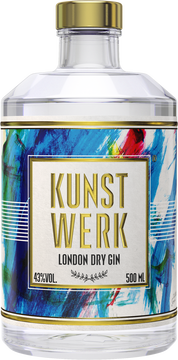 KUNSTWERK- London Dry Gin ist ein perfekt ausbalancierter Gin aus den Hauptzutaten Wacholder, Kardamom, Rosmarin, Zitrone und Lavendelblüte. Sie bilden den puren, unverwechselbaren Genuss.
Wir vereinen unsere Leidenschaft und unser Handwerk und legen bereits im Entstehungsprozeß großen Wert auf höchste Qualitätsstandards bei den Zutaten und der Herstellung.
Kunst voller Genuss. Die Kreation und Kombination von charaktervollem Geschmack und kunstvoller Optik macht unseren Gin so einzigartig wie unverwechselbar.