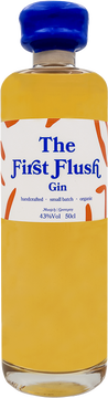Der First Flush Premium Dry Gin ist der einzige Gin weltweit, der den edelsten Silver-Needle-Tee mit handverlesenen Bio-Botanicals kombiniert und ein absolut neues und unvergleichbares Gin Erlebnis schafft.

Die kraftvolle Mischung aus neun verführerischen Bio-Botanicals harmoniert exzellent mit dem First Flush Tee und es entsteht ein ausdrucksstarker, würziger und zugleich milder Geschmack, der ein spritzig, warmes Trinkvergnügen der Extraklasse kreiert.

Die Schärfe des Szechuan Pfeffers, die Frisch und Fruchtigkeit des Amchurs, die Aromatik des Kardamoms und die beerig-süßliches Note der Berberitzen stehen geschmacklich im Vordergrund.

Unsere herrlichen Bio-Wacholderbeeren bilden dabei die Basis und sind maßgeblich für das feine Geschmacksprofil unseres Gins. Drei weitere geheime Botanicals runden das besondere Geschmackserlebnis perfekt ab und faszinieren bei jedem einzelnen Schluck.

Der erstklassige weiße First Flush Bio Silver Needle Tee, der selbst einen zarten, frischen und blumigen Geschmack mit si