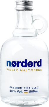 nørderd Single Malt Vodka
100 % Bio, 100 % aus dem Waldviertel
Schlank und hoch gewachsen, kraftvoll, tief verwurzelt und unaufdringlich – im Roggen reift der Spirit des Waldviertels. Gut, dass sich das Waldviertel überall spüren und berühren lässt.