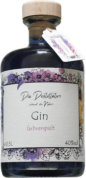 Dieser Gin ist der Sonnenaufgang in der Flasche, da sich die Farbe von nachtblau auf morgenrosa durch die Zugabe von Tonic ändert. Dafür ist die blaue Schmetterlingsblüte verantwortlich, die nach der Destillation hinzugefügt wird. Wacholderbeeren und Lavendel stehen geschmacklich im Vordergrund. Dazu gesellen sich Zitruszesten und Rosenblüten. Achte darauf, dass du den Gin kühl und dunkel lagerst und zeitnahe verbrauchst, da sich die Farbe des Naturproduktes im Laufe der Zeit verändern kann.