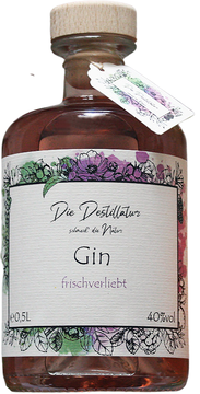 Für die Genießer, die keinem Gin Tonic eine Scheibe Gurke verwehren möchten, ist dieser Gin genau richtig. Aus einer spontanen Idee entstand diese Liebesgeschichte, die ganzjährig Frühlingsgefühle in eure Herzen schickt. 
Hier wurde zum Wacholder, Salatgurke und Weichsel fusioniert. Die frische Gurke verspürst du sofort auf der Zungenspitze als angenehme Würze und im Abgang entwickelt sich die Fruchtigkeit der Weichsel. Sehnsüchte nach diesem Geschmack sind vorprogrammiert.