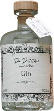 Nomen est omen. Der Wacholder bekommt einen kräftigen Kuss aus viererlei Zitrusfrüchten. Zitrone, Limette, Orange und Grapefruit, um genauer zu sein. Dazu gesellen sich echte Vanille, Zimt, Koriander, Piment und schwarzer Pfeffer. Dieses Produkt ist echte Handarbeit, die Zitruszesten werden von frischen Früchten geschält und das Mesokarb entfernt, um Bitterstoffe zu vermeiden. Die Zutaten erfahren eine Flüssigextraktion, nach der Destillation wird der Alkoholgehalt eingestellt und reift anschließend zwei Monate, um sich selbstständig zu schönen. Der Gin ist aromatisch und zugleich mild im Abgang und kann sogar pur genossen werden.