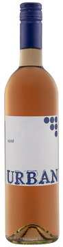 Der Merlot Rosé 2022 wird aufgrund seines fruchtigen Beerenmix von Kennern geschätzt und ist dank dem erfrischendem Cassis Aroma, unverkennbar. Am Gaumen ist er leichtfüßig und sehr zugänglich. Er ist zart schmeichelnd und unkompliziert im Abgang.