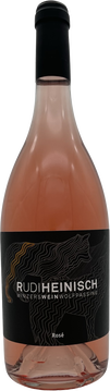 Frisch, leicht und sommerlich mutet unser Rosé vom Pinot Noir an. Nichtsdestotrotz ist er nicht nur ein Hochgenuss an lauten Sommerabenden, er verzaubert mit seinem Duft nach Walderdbeeren, Kirsche und Stachelbeeren mit Nuancen von Zitrus auch Winterabende und ist ein würdiger Begleiter von Pasta-Gerichten oder Salaten.