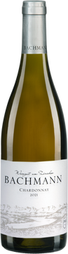 Die hochreifen Chardonnay Trauben werden aus der sonnigen Lage am Lattenberg geerntet und erscheinen im Herbstlicht wie Gold. Durch den schonenden Ausbau im Holz mit stetigem Aufrühren der Hefe entsteht eine Balance zwischen Säure und Cremigkeit von buttrigen Vanille- und Kamillenblütenaromen. Mit seiner anhaltenden Länge ist der Chardonnay ein wahres Genusserlebnis.