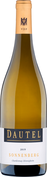 In der Nase, keine Fruchtbombe, sondern elegant mineralisch, mit weichen Noten von Hefe, Getreide vereint mit Honig und Walnuss. Die Aromen verheißen schon die Cremigkeit am Gaumen und den Genuss dabei. Es gesellen sich Birne, Mirabelle und feine Honigmelone hinzu.
Auch am Gaumen geschmacklich burgundisch elegant und doch mit viel Kraft und Extrakt.
Die Mineralische Note erscheint gar pulvrig am Gaumen und gibt einen vollendeten Schmelz. Nussige Noten mit Struktur gebenden Gerbstoffen gesellen sich im Mittelstück und sehr langem Finale hinzu. Ein Chardonnay, der sicher noch einige Jahre reifen kann. Beim jetzigen Genuss gerne vorab belüften