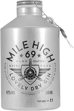MILE HIGH 69® ist ein meisterhaft von Hand gemachter feiner GIN, der alle Sinne anspricht und ein optimal seidiges Erlebnis am Gaumen hinterlässt. Dieses edle Produkt fängt mit der sorgfältigen Auswahl seiner Zutaten an. So wird der MILE HIGH 69® GIN aus rein biologischen Rohstoffen & Botanicals hergestellt. Typisch für GIN herrscht Wacholderbeere als Geschmackskomponente vor. Hinzu kommen Limette, Kumquats, Holunderblüte, Süßmandel, Kiefernspitze und weitere Botanicals, sodass insgesamt 19 ausgesuchte Kräuter & Gewürze diesen Gin ausmachen. Als typisches Herkunftsmerkmal vom Bodensee wird dieser GIN zusätzlich durch Gescheine vom Müller-Thurgau veredelt.

Mit dem MILE HIGH 69® – distilled by Julica Renn – entscheiden Sie sich für einen GIN von höchster Qualität, pur und rein im Geschmack, in kleinster Auflage produziert und einzeln von Hand verplombt.

In der außergewöhnlichen Aluflasche ist dieser BATCH DISTILLED FINE DRY GIN nicht nur ein Genuss für Ihren Gaumen, sondern auch ein aufmerksamkeitsstarkes Ges