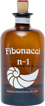 Der Fibonacci n-1 [ausgesprochen fibonatschin 1] überzeugt durch seine Harmonie und Ausgewogenheit, die Kräuternase und den pfeffrigen Abgang. Er ist unsere Hommage an die Schönheit der Natur und das ihr zugrundeliegende Prinzip.
