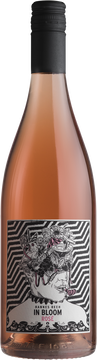 In Bloom Rosé ist, wie all unsere Weine, ein ehrlicher, geselliger Charakter, der aber auch vielschichtig, intensiv und komplex daherkommt – eben „in voller Blüte“.
Ein Wein. Drei Etiketten.