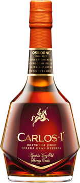 DIE NUMMER 1 DER PREMIUM-BRANDYS

Der Carlos I von Osborne ist ein seidig-weicher Brandy aus Andalusien, dem Süden Spaniens. Seine Reife erlangt Carlos I im Solera-Verfahren, welches im Falle von Brandy de Jerez ausschließlich aus ehemalgien Sherry-Fässern bestehen darf. »Carlos I Solera Gran Reserva« Brandy zeichnet sich besonders durch seine satte Bernsteinfarbe aus, die mit kräftigen goldenen Akzenten durchzogen ist. Am Gaumen ist er intensiv-aromatisch mit Noten von Vanille und Kakao, geschmacklich anhaltend, ausgewogen und komplex.

1816 kam ein junger französischer Aristokrat als Repräsentant eines Londoner Handelshauses ins spanische Cadiz. Er hieß Pierre de Domecq, hatte ein einnehmendes Wesen und erlangte in kürzester Zeit große Reputation. Sein geschäftlicher Erfolg ermutigte ihn, unter dem Namen Pedro Domecq ein eigenes Handelshaus zu gründen. Seine Nachkommen führten die Geschäfte mit großem Geschick weiter und machten dabei 1886 eine wegweisende Entdeckung.

Im Keller ihrer Bodega stießen sie auf