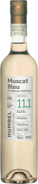 Der Muscat Bleu ist eine sehr aromatische Varietät und bestens geeignet im biologischen Landbau. Die Trauben stammen aus Stetten. Eindrücklich widerspiegelt sich in diesem Traubenbrand der ausgeprägte Charakter der aromatischen, blauen Beeren mit ihrem typischen Muskatton.

 

Für diese Sonderedition Nr. 11.1 durfte der Muscat Bleu Traubenbrand 2019 für 11 Monate im Muscat Bleu Maische-Holzfass aus der Ernte 2021 ruhen.

Das Besondere an der Maische-Holzfasslagerung? Wir nennen es "süsstrocken".
