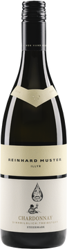 Ein „Everybody’s Darling“-Wein. Birne und Exotik. Seine ausgewogene Säurestruktur unterlegt mit einer cremigen Textur, macht ihn zum perfekten Speisebegleiter. Ein Glas von diesem Wein und man ist wieder voller Energie. Leichtfüßig, saftig und doch sehr präzise und klar.

Unser Kochtipp: Cremige Polenta mit Parmesan, pochiertem Ei und Blattspinat.