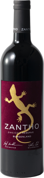 Unsere Zweigelt Reserve zeichnet sich durch tiefes Purpur mit leichter Randaufhellung aus. In der Nase zeigt der Wein eine unglaubliche feine und tiefe Frucht, die an dunkle Kirschen, Heidelbeeren und Zimt erinnern. Am Gaumen zeigen sich erneut tiefwürzigen Kirschen und Beeren, die von einer feurigen Würze unterstützt werden. Der Wein überzeugt mit Frische und einer stattlichen Struktur, die dieser Zweigelt Reserve ein schönes Lagerpotential verleihen werden.