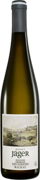 Saftiger, komplexer, vielschichtiger Riesling mit mächtigem Spiel der Aromen: reife Marille, ein Hauch Maracuja und etwas Ananas.
Hochreif geerntete Trauben präsentieren nun einen Wein: finessenreich und mit einem stilvollen Säurebogen und gut haftenden Fruchtschmelz, schöner Tiefe und zugleich verspielt und charmant -pure Eleganz.
Je länger der Wein lagern darf, desto schöner wird das Trinkerlebnis.