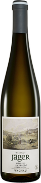 Dieser Smaragd ist von unserem ältesten Weingarten. 65 Jahre prägen diesen Riesling - klar, komplex mit mineralischer - zitroniger Würze. 
Filigrane Textur und spürbare Mineralität erzeugen eine vibrierende Spannung –exotische Fruchtnoten  wie Litschi, Maracuja und  Weingartenpfirsich erfüllen lang anhaltend den Gaumen.
Dieser Wein ist ein wahrer Schatz, der entdeckt werden will.
Lassen Sie dem Wein Zeit zum Reifen, mindestens 5 Jahre sollte der Wein liegen dürfen, danach präsentiert er sich harmonisch, saftig und mit wunderbaren briochigen Tönen. Ein Wein zum Verlieben.
