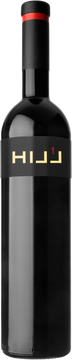 Der erste Top-Wein, der das Weingut Leo HILLINGER verließ, erhielt den Namen HILL1. Die Cuvée aus Merlot, Blaufränkisch und Zweigelt zeigt sich im Glas granatrot mit ziegelfarbigem Rand. Aus der Nase spricht eine Vielfalt an Aromen: dunkle Früchte, schwarze Ribisel, Kirschen und Heidelbeeren, umgeben von einem zarten Balsamico- und Schwarzteeton, was dem Wein einen erdigen Duft verleiht. Diese erdigen Aromen setzen sich am Gaumen fort, wo sich der Wein trocken, mit einer angenehm stützenden Säure und vollmundigem Tannin präsentiert. Auch im Geschmack zeigen sich Tee- wie Balsamicoaromen sowie die Fruchttöne von Johannisbeere. Der lange Abgang hält eine perfekte Balance.