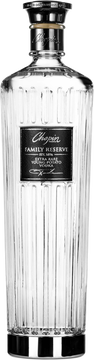 Nur etwa alle zehn Jahre gelingt die Entdeckung einer
neuen Kartoffelsorte, welche den hohen Ansprüchen
des Hauses Chopin genügt, um in einem ganz
besonderen Vodka vollendete Veredelung zu finden.
So geschehen 2016, als die fruchtbare Erde des idyllischen
ostpolnischen Städtchens Krzesk hierfür perfekt
geeignete Jungkartoffeln preisgab. Nach sorgfältigem
Destillieren in Handarbeit und einer Reifezeit
von zwei Jahren in über 50 Jahre alten Eichenfässern
war ein unvergleichlicher und perfekt ausbalancierter
Vodka geboren. Zarte Gewürz- und Moschus-Aromen,
sanft erdig-süßer Geschmack mit Kopfnoten von
Lakritz und Nelke sowie ein mittellanger Abgang mit
intensiv ausstrahlender Wärme machen den Family
Reserve zu dem, was er ist: Der wertvolle Schatz des
Hauses Chopin.
