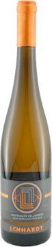 Ein sehr vielschichtiger Wein mit würzigen, floralen und leicht exotischen Noten. Geprägt ist er durch seine typisch saftigen Rieslingaromen, die an Pfirsich, reifer Apfel gepaart mit Zitruszesten erinnern. Im Geschmack zeigt sich der Riesling kräftig und gut strukturiert mit einem langen Abgang, getragen durch die würzige Mineralität der Schieferböden dieser Lage.
Empfehlung: Durch seine komplexe Struktur ist dieser Wein ein hervorragender Essensbegleiter. Er passt zu würzigen Gerichten, asiatischer Küche, Fisch oder Fleischgerichten.