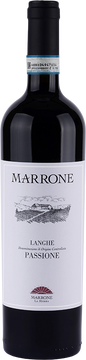 Familienwein, der die fruchtige
Unmittelbarkeit unseres besten Barbera mit der Länge und Tannin
Persistenz von Nebbiolo verbindet. Beim Anblick ist es ein wunderschönes
intensives Rubinrot. Die olfaktorischen Düfte beginnen mit klaren
Erinnerungen an reife rote Pflaume und Beeren, gefolgt von Hinweisen auf
Gewürze, bitteren Kakao und Tabak. Der Gaumen ist voll und
vollmundig, warm und frisch zugleich, unterstützt von ausgewogenen und
langanhaltenden Tanninen. Ideal zu rotem Fleisch