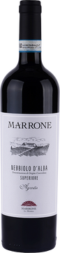 Rubinrot, hat es die elegante Transparenz
von Nebbiolo. Die Nase ist fein und überzeugend; es drückt sich mit einem
Hauch von Beeren, Noten von Blumen und getrockneten Kräutern, süßem
Lakritz und würzigen Tönen aus. Am Gaumen offenbart er einen vollen
Körper und einen harmonischen Geschmack; es hat eine gute
Tanninstruktur und eine lange Persistenz. Ausgezeichnet in Kombination
mit rotem Fleisch, ist es auch ideal, um gereiften Käse zu begleiten