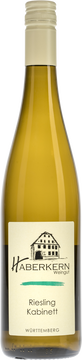 Weinbeschreibung: 
Fein fruchtiges Rieslingbukett mit saftigen Zitrusfrüchten werden von Pirsich und Aprikose eingebunden, im Geschmack Mineralik die das Terroir unterstreicht, die Säurestruktur harmoniert mit der Süße perfekt sodass der Abgang zu mehr anregt.