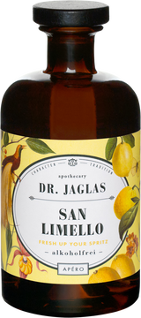 Dieser alkoholfreie Zitronen-Aperitif ist die alkoholfreie Alternative zum Limoncello. Er zaubert italienisches Dolce Vita ins Glas und ein Lächeln ins Gesicht. Entwickelt von der Berliner
Apothekenmarke will dieser Aperitif auffallen, auf der Zunge
verweilen und überraschen – am besten als Spritz. Eine Ode
an das „süße Leben“ und die Lebensfreude. Die frische Säure gereifter Zitronen wird durch feine Noten von Zitrusfrüchten wie Limetten und Grapefruits ausbalanciert. Die Apotheker empfehlen den Aperitif im Weinglas als „Limello Spritz“ mit Prosecco, Tonic Water oder Soda
sowie frischer Minze als Garnitur.
Passt wunderbar zu Meeresfrüchten, Obst oder Anti Pasti. VEGAN
